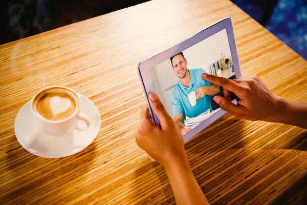 Σύνθετη εικόνα του ανθρώπου με την εφημερίδα κρατώντας φλιτζάνι καφέ στο τραπέζι — Φωτογραφία Αρχείου