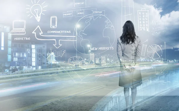 Mujer de negocios considerando una tormenta de ideas — Foto de Stock