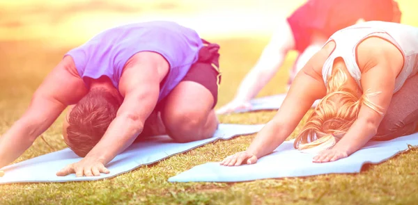 Fitness klasse beoefenen van yoga — Stockfoto