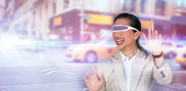 Επιχειρηματίας φορώντας εικονικό video γυαλιών — Φωτογραφία Αρχείου