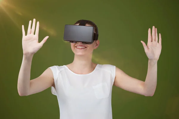 Zusammengesetztes Bild einer glücklichen Frau, die gestikuliert, während sie Virtual-Reality-Headset verwendet — Stockfoto