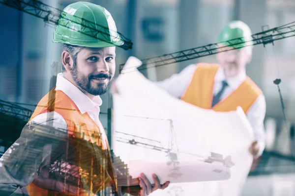 Composietbeeld van mannen op het opbouwen van de bouwplaats — Stockfoto