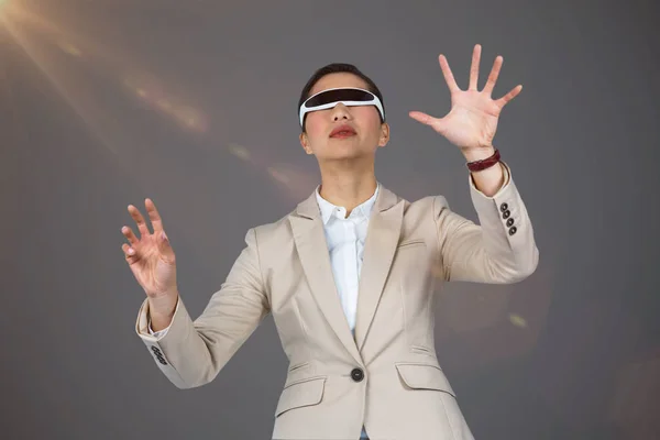 Σύνθετη εικόνα της επιχειρηματίας φορώντας εικονικό video γυαλιών — Φωτογραφία Αρχείου