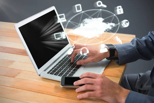 Obraz kompozytowy wykadrowanego obrazu biznesmena za pomocą laptopa — Zdjęcie stockowe