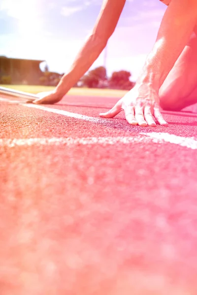 Sportivul este gata să înceapă cursa de releu — Fotografie, imagine de stoc