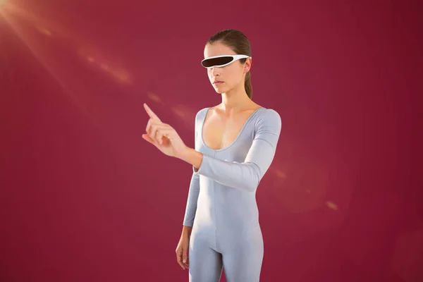 Kompozit kép nő mutat, miközben segítségével virtuális video szemüveg — Stock Fotó