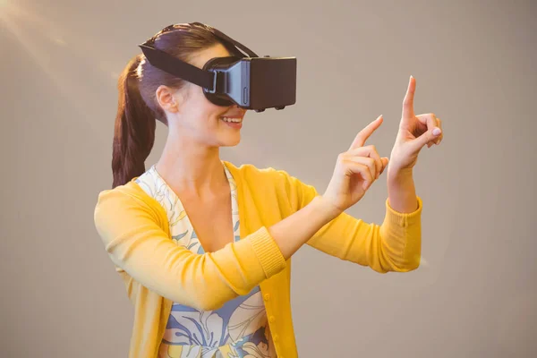 Imagen compuesta de la mujer usando un dispositivo de realidad virtual —  Fotos de Stock