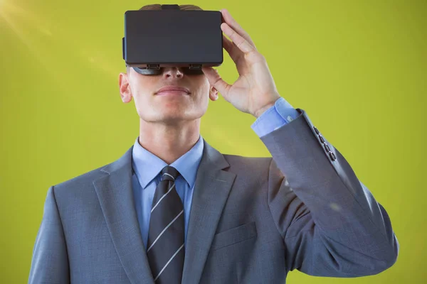 Imagem composta de empresário usando headset de realidade virtual — Fotografia de Stock