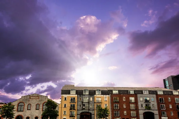 Imagen compuesta de casas de colores contra el cielo púrpura — Foto de Stock