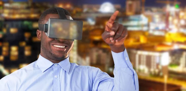 Man wijzen terwijl het dragen van virtual reality headset — Stockfoto