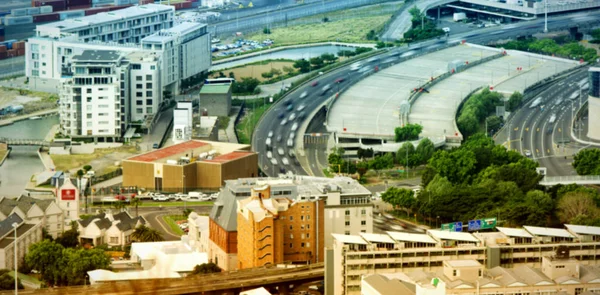 Wohngebäude gegen Straße in der Stadt — Stockfoto