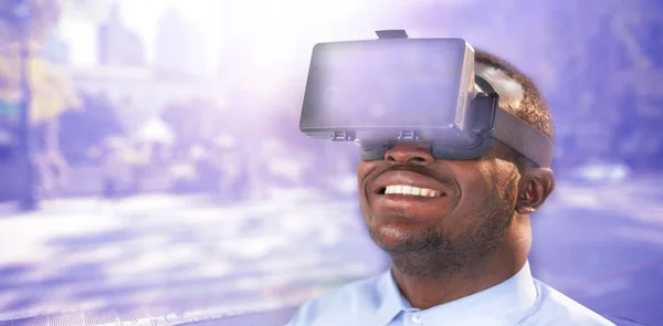 Man met behulp van virtual reality headset — Stockfoto