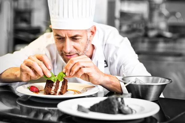 Повар в ресторане. Блюдо было приготовлено шеф поваром нашего ресторана. Шеф повар с блюдом. Блюдо было приготовлено шеф поваром нашего ресторана. Технолог общественного питания.