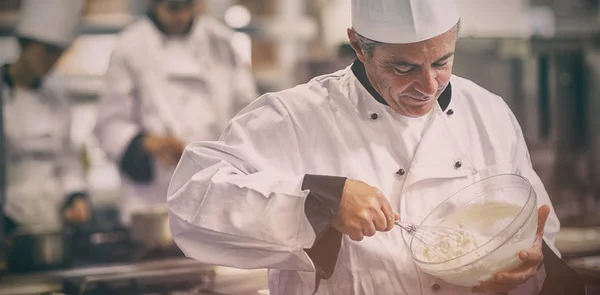 Gelukkig chef-kok crème te zwaaien — Stockfoto