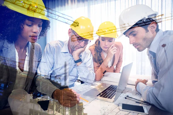 Equipo trabajando en los planes — Foto de Stock