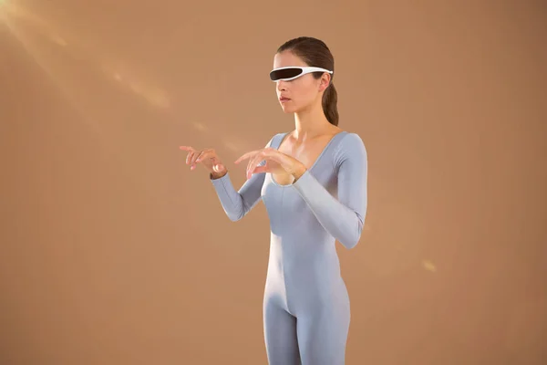 Imagen compuesta de mujer usando gafas de vídeo virtuales sobre fondo blanco —  Fotos de Stock