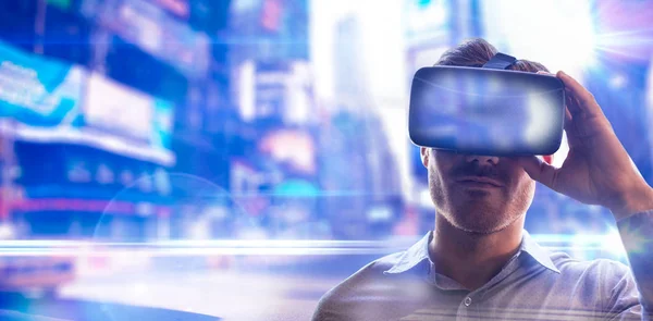 Composietbeeld van de mens met behulp van een oculus — Stockfoto