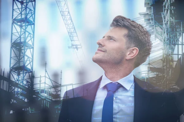 Composietbeeld van zakenman op zoek werk in uitvoering in de stad — Stockfoto