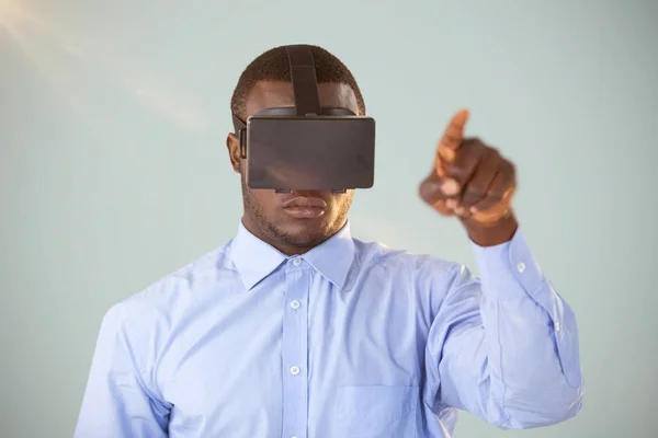 Imagen compuesta del hombre de pie mientras usa auriculares de realidad virtual —  Fotos de Stock