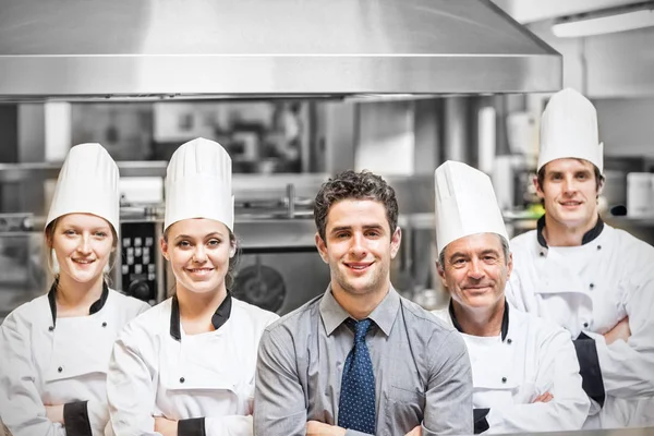 Gerente con retrato de chefs en cocina profesional — Foto de Stock