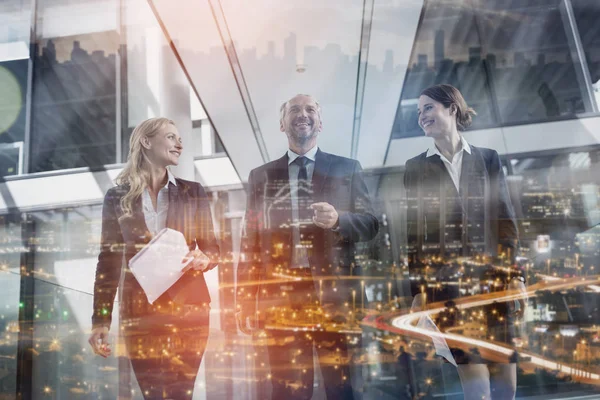 Zakenmensen wandelen in office — Stockfoto