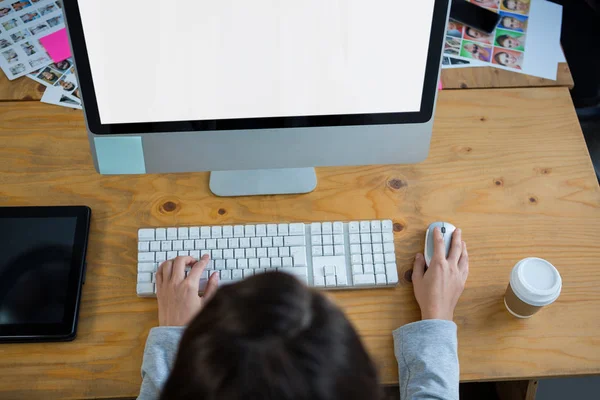 Overhead-Ansicht einer Grafikerin, die am Schreibtisch am Computer arbeitet — Stockfoto