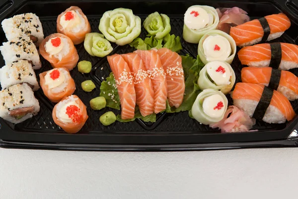 Conjunto de sushi variado guardado em uma caixa preta — Fotografia de Stock