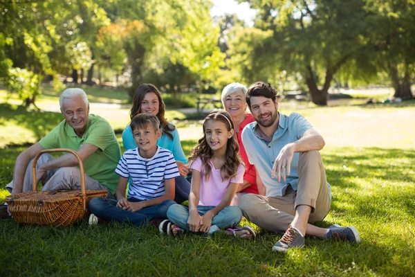 Bonne famille profiter dans le parc — Photo