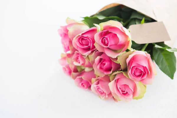 Mazzo di rose rosa con tag — Foto Stock