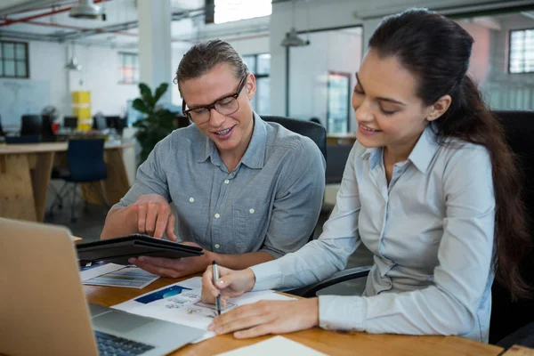 Företagsledare som arbetar på kontor — Stockfoto