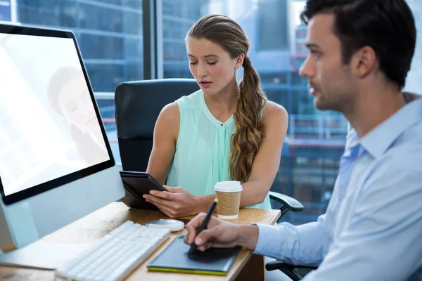 Graphic designers working at desk — Stock Photo, Image