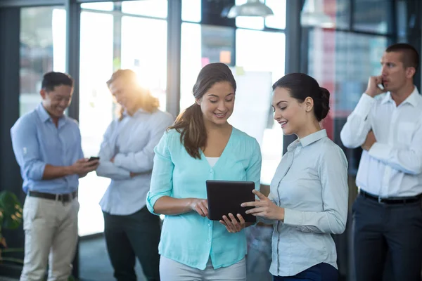 Zakenvrouwen die digitale tablet gebruiken — Stockfoto