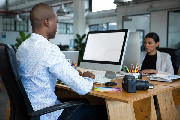 Graphic designers working at desk — Stock Photo, Image