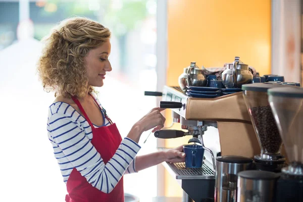 Lächelnde Kellnerin macht Tasse Kaffee — Stockfoto