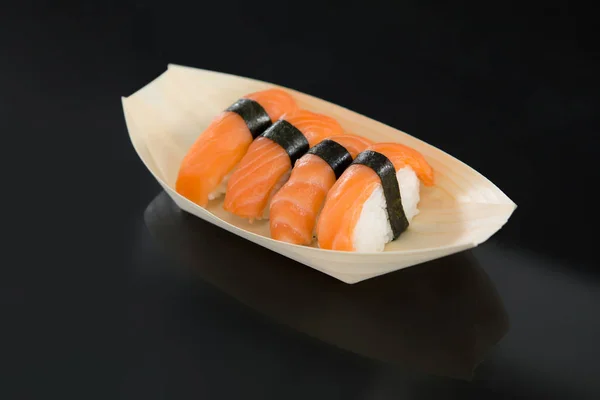 Sushi v zásobníku — Stock fotografie