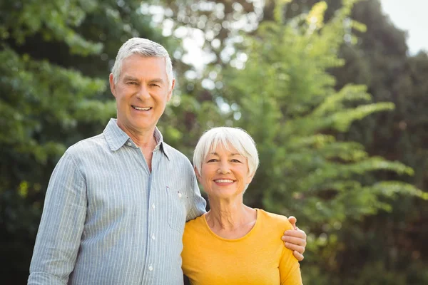 Happy senior couple in park — Stock Photo, Image