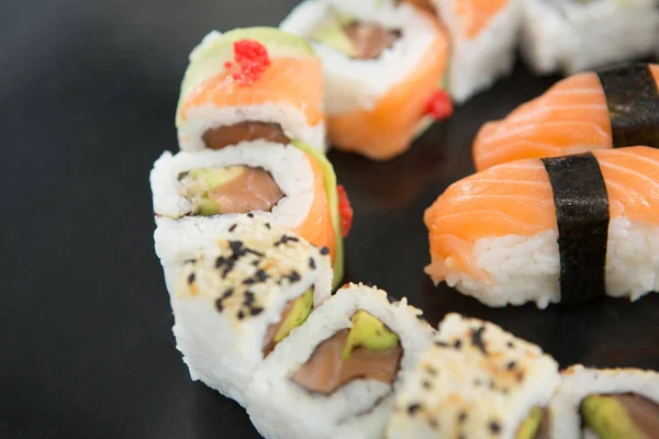 Sushi auf schwarzem Hintergrund — Stockfoto