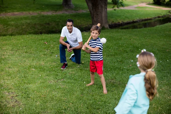 Family playing baseball in the park — Stock Photo, Image