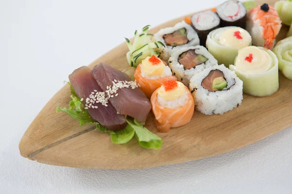 Vegyes sushi szett szolgált a fa tálcán — Stock Fotó