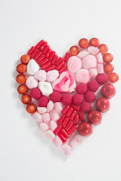 Chocolats assortis placés en forme de cœur — Photo