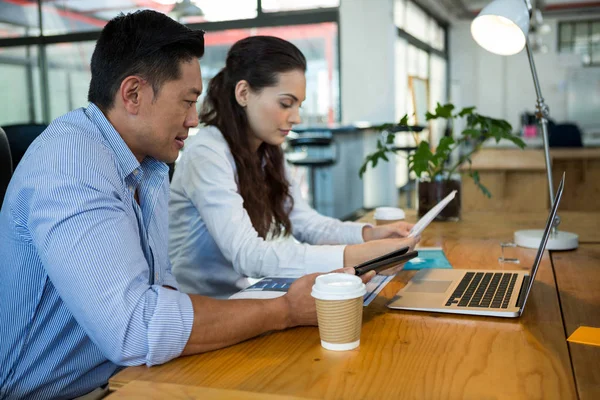 Företagsledare som arbetar på kontor — Stockfoto