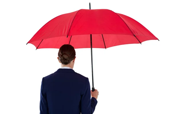 Visão traseira de empresária segurando guarda-chuva vermelho — Fotografia de Stock