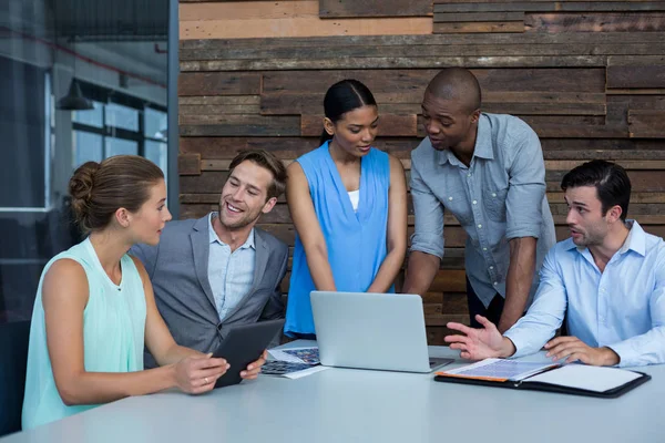 Bedrijfsleiders bespreken tijdens de bijeenkomst — Stockfoto