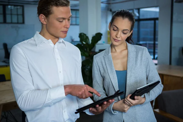 Geschäftsmann und Kollege diskutieren über digitales Tablet — Stockfoto