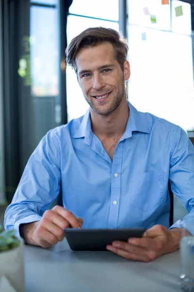 Retrato del ejecutivo de negocios masculino usando tableta digital — Foto de Stock