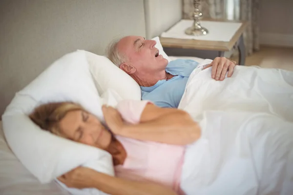 Casal de idosos dormindo na cama — Fotografia de Stock