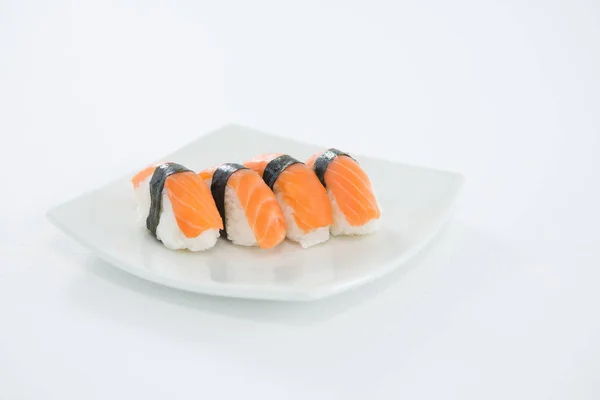 Sushi geserveerd op plaat — Stockfoto