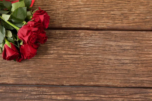 Bando de rosas vermelhas e caixa de presente — Fotografia de Stock