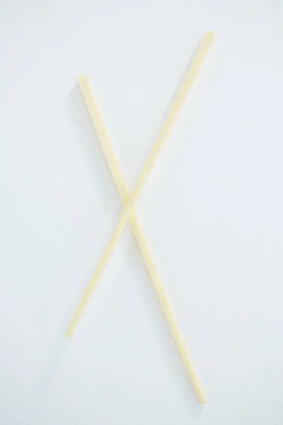 Chopsticks em um fundo branco — Fotografia de Stock