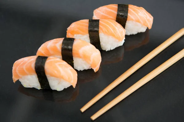 Sushi med pinnar — Stockfoto